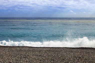 Akdeniz, Fransız Rivierası. Sörf çizgisi