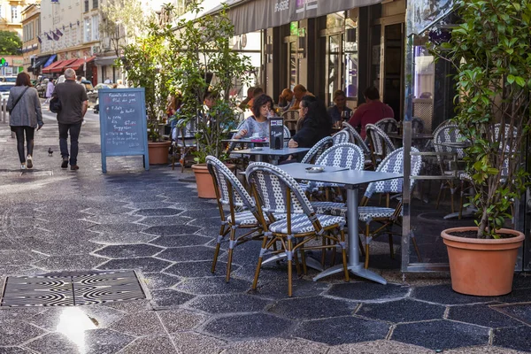 Nice França Outubro 2019 Pessoas Comem Relaxam Acolhedor Café Rua — Fotografia de Stock