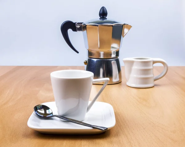 Tafelopstelling Voor Koffie Geiser Koffiezetapparaat Melkkan Beker Schotel — Stockfoto
