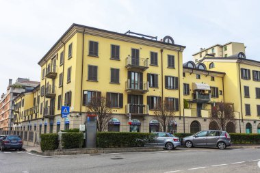 Lecco, İtalya, 16 Şubat 2020. Tarihi bir binada tipik şehir manzarası. İnsanlar güzel bir caddede yürüyorlar.