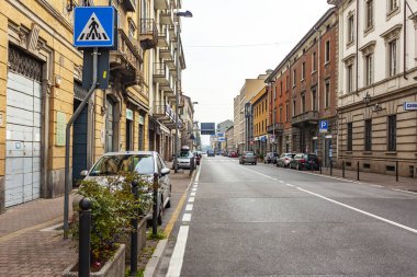 Lecco, İtalya, 16 Şubat 2020. Tarihi bir binada tipik şehir manzarası. İnsanlar güzel bir caddede yürüyorlar.