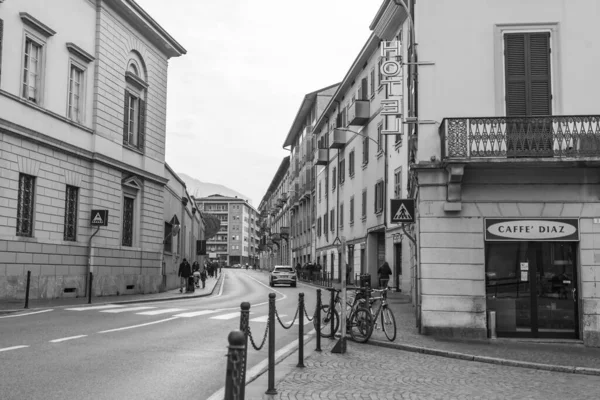 レッコ イタリア 2020年2月16日 歴史的建造物地区の典型的な都市の景色 人々は美しい通りを歩いている — ストック写真