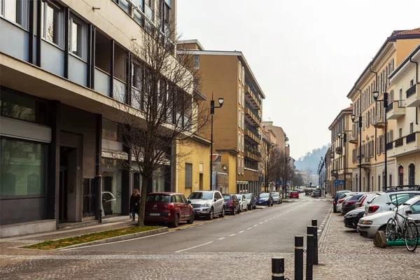Lecco Italia Febrero 2020 Típica Vista Urbana Edificio Histórico Gente —  Fotos de Stock