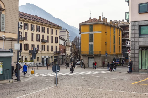 レッコ イタリア 2020年2月16日 歴史的建造物地区の典型的な都市の景色 人々は美しい通りを歩いている — ストック写真