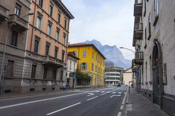 Lecco Itálie Února2020 Typický Výhled Město Historické Části Budovy Lidé — Stock fotografie