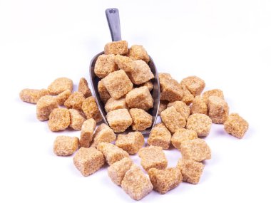 Masadaki metal kaşıkta kahverengi kamış şekeri