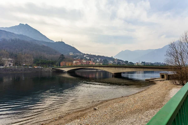 Lecco Itália Fevereiro 2020 Costa Pitoresca Lago Como Tempo Nublado — Fotografia de Stock