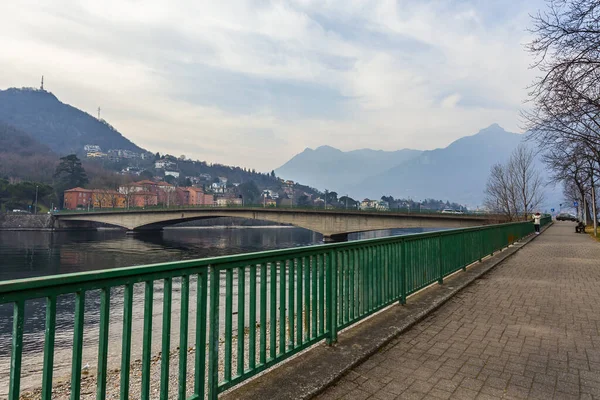 Lecco Italia Februarie 2020 Plaja Pitorească Lacului Como Vreme Tulbure — Fotografie, imagine de stoc