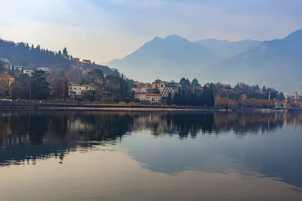 Lecco Italien Februari 2020 Pittoreska Stranden Comosjön Molnigt Väder — Stockfoto