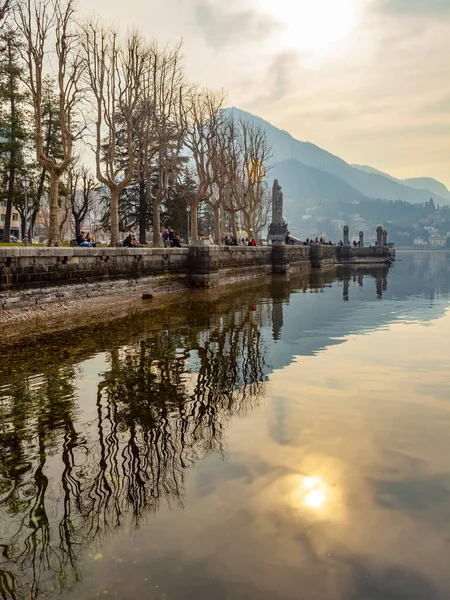 Lecco Włochy Lutego 2020 Malowniczy Nabrzeże Jeziora Como Pochmurną Pogodę — Zdjęcie stockowe