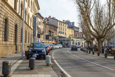 Lecco, İtalya, 16 Şubat 2020. Tipik şehir manzarası. Yerel peyzaj hakkında çekici mimari topluluk