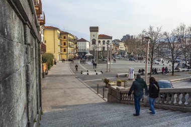 Lecco, İtalya, 16 Şubat 2020. Tipik şehir manzarası. Yerel peyzaj hakkında çekici mimari topluluk