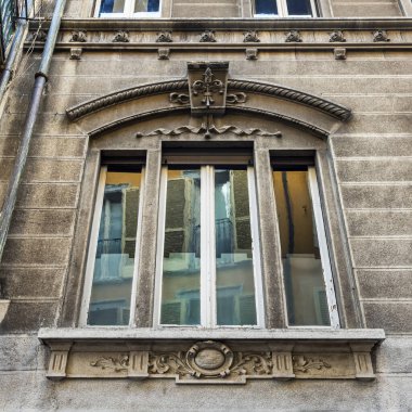 Lecco, İtalya, 16 Şubat 2020. Tarihi bir binadaki tipik mimari detaylar