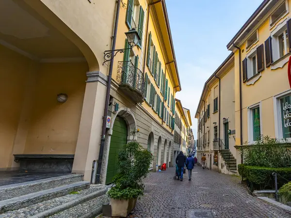2020年2月16日 意大利莱科 历史建筑区典型的城市景观 人们走在美丽的街道上 — 图库照片