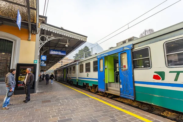 Lecco Itália Fevereiro 2020 Estação Trem Plataforma Passageiros Saem Dos — Fotografia de Stock