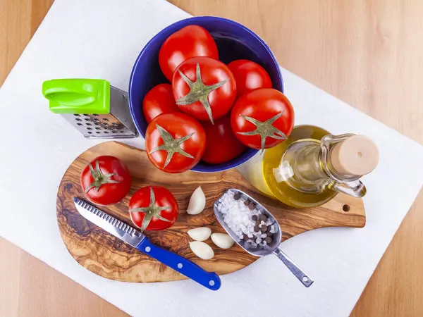 新鮮なサラダの料理のための成分 トマト バジル 油と酢とコショウとコンテナ フラットレイアウト — ストック写真