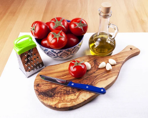 Ingrediënten Voor Het Koken Van Verse Salade Tomaten Zeezout Basilicum — Stockfoto