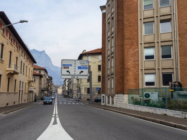 Lecco, İtalya, 12 Şubat 2020. Şehrin tarihsel bölümündeki yön dizini