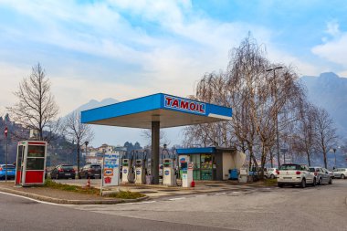 Lecco, İtalya, 12 Şubat 2020. Şehirdeki modern benzin istasyonu.