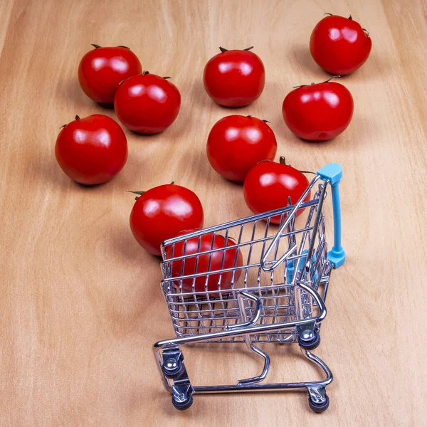 おいしい新鮮なトマトは店のカートに落ちる — ストック写真