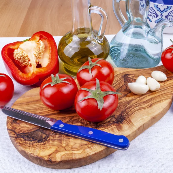 新鮮なサラダの料理のための成分 トマト バジル 油と酢とコショウと容器 — ストック写真