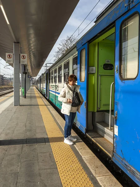 Bergamo Itália Fevereiro 2020 Comboio Perto Plataforma Estação Ferroviária — Fotografia de Stock
