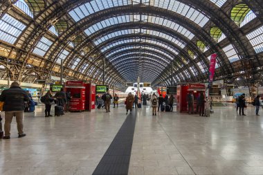 Milan, İtalya, 12 Şubat 2020. Milano Merkez Tren İstasyonu 'nun yolcu odasının içi.