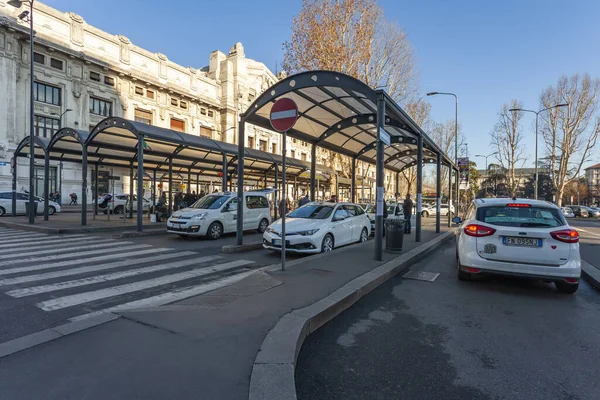 Milão Itália Fevereiro 2020 Numerosos Táxis Estacionados Perto Estação Ferroviária — Fotografia de Stock