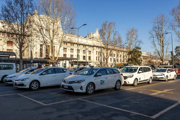 Milaan Italië Februari 2020 Talrijke Taxi Geparkeerd Buurt Van Het — Stockfoto