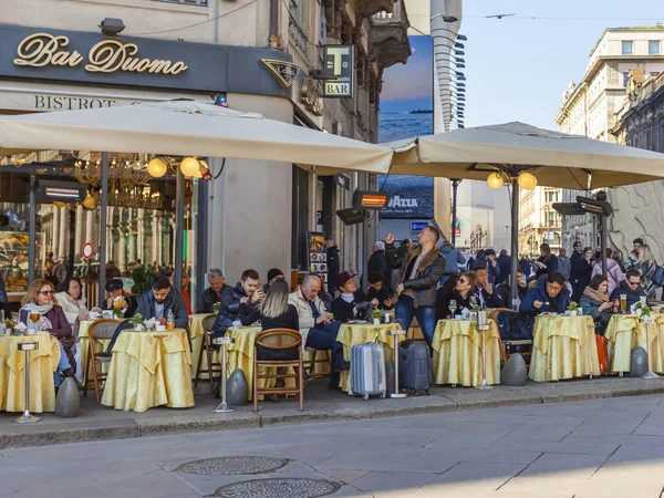 Milano Febbraio 2020 Caffè Attraente Nella Città Storica Gente Mangia — Foto Stock