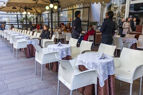 ミラノ イタリア 2020年2月12日 歴史ある街の魅力的なカフェ 歩道のテーブルで食事をしたりリラックスしたり — ストック写真