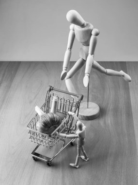 Alışveriş arabalarında taze sarımsak ve iki insan modeli.