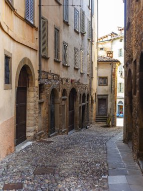 Bergamo, İtalya, 16 Şubat 2020. Yukarı Şehir 'de resim gibi dar bir cadde (Citta Alta).