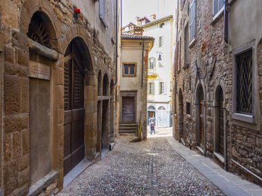 Bergamo, İtalya, 16 Şubat 2020. Yukarı Şehir 'de resim gibi dar bir cadde (Citta Alta).