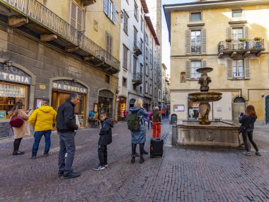 Bergamo, İtalya, 16 Şubat 2020. Yukarı Şehir 'de resim gibi dar bir cadde (Citta Alta).
