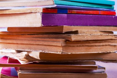 Eski kağıt yığınları.