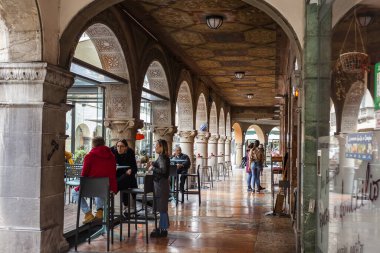 Bergamo, İtalya, 12 Şubat 2020. Tarihi şehirde çekici bir kafe. Kaldırım masaları ziyaretçileri bekliyor.