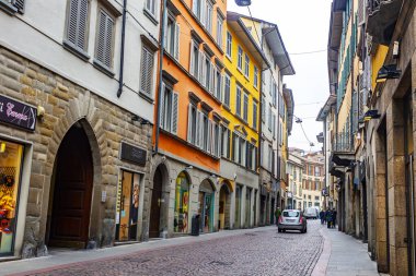 Bergamo, İtalya, 16 Şubat 2020. Aşağı Şehir 'de resim gibi dar bir cadde (Citta Bassa).