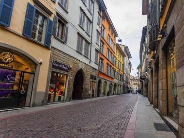 Bergamo, İtalya, 16 Şubat 2020. Aşağı Şehir 'de resim gibi dar bir cadde (Citta Bassa).