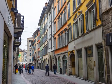 Bergamo, İtalya, 16 Şubat 2020. Aşağı Şehir 'de resim gibi dar bir cadde (Citta Bassa).