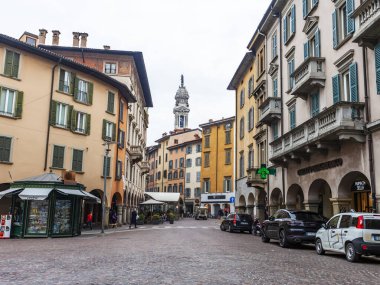 Bergamo, İtalya, 16 Şubat 2020. Aşağı Şehir 'de resim gibi dar bir cadde (Citta Bassa).