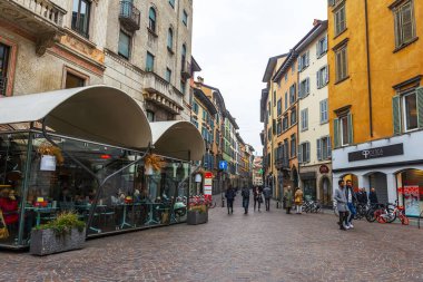 Bergamo, İtalya, 16 Şubat 2020. Aşağı Şehir 'de resim gibi dar bir cadde (Citta Bassa).