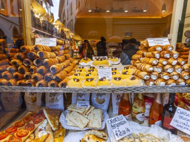 Bergamo, İtalya, 12 Şubat 2020. Geleneksel İtalyan tatlıları satan güzel bir mağaza.