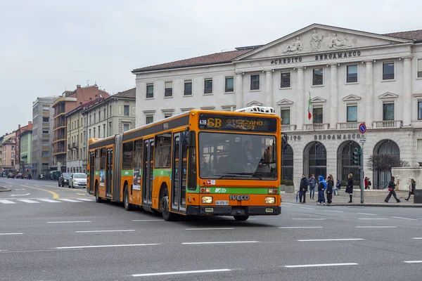 Бергамо Італія Лютого 2020 Року Автобус Їде Вулицею Міста — стокове фото