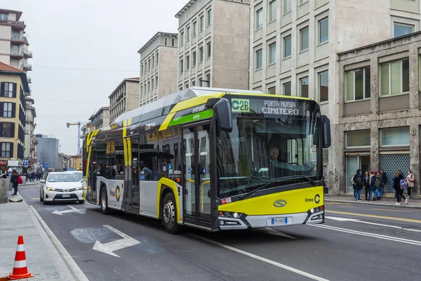 Bérgamo Italia Febrero 2020 Autobús Viaja Por Una Calle Ciudad —  Fotos de Stock