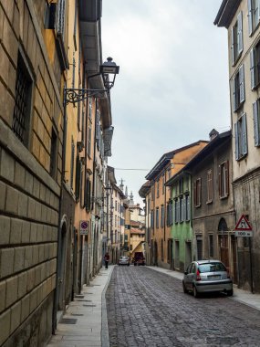Bergamo, İtalya, 16 Şubat 2020. Aşağı Şehir 'de resim gibi dar bir cadde (Citta Bassa).