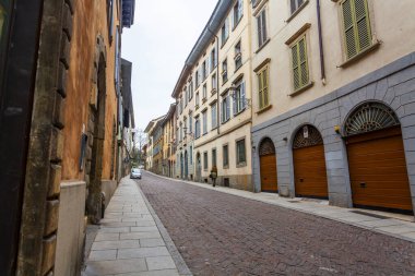 Bergamo, İtalya, 16 Şubat 2020. Aşağı Şehir 'de resim gibi dar bir cadde (Citta Bassa).