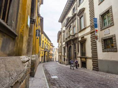 Bergamo, İtalya, 16 Şubat 2020. Aşağı Şehir 'de resim gibi dar bir cadde (Citta Bassa).