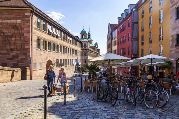 2018年8月21日 德国纽伦堡 人们在古城的典型咖啡馆里休息 — 图库照片