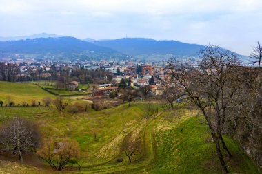 Bergamo, İtalya, 16 Şubat 2020. Yukarı Kentin (Citta Alta) şehir duvarından manzara).